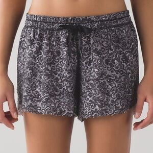 Lululemon Hit It Short (3 1/2") Mini Cinder Lace White Black Shorts Size 4
